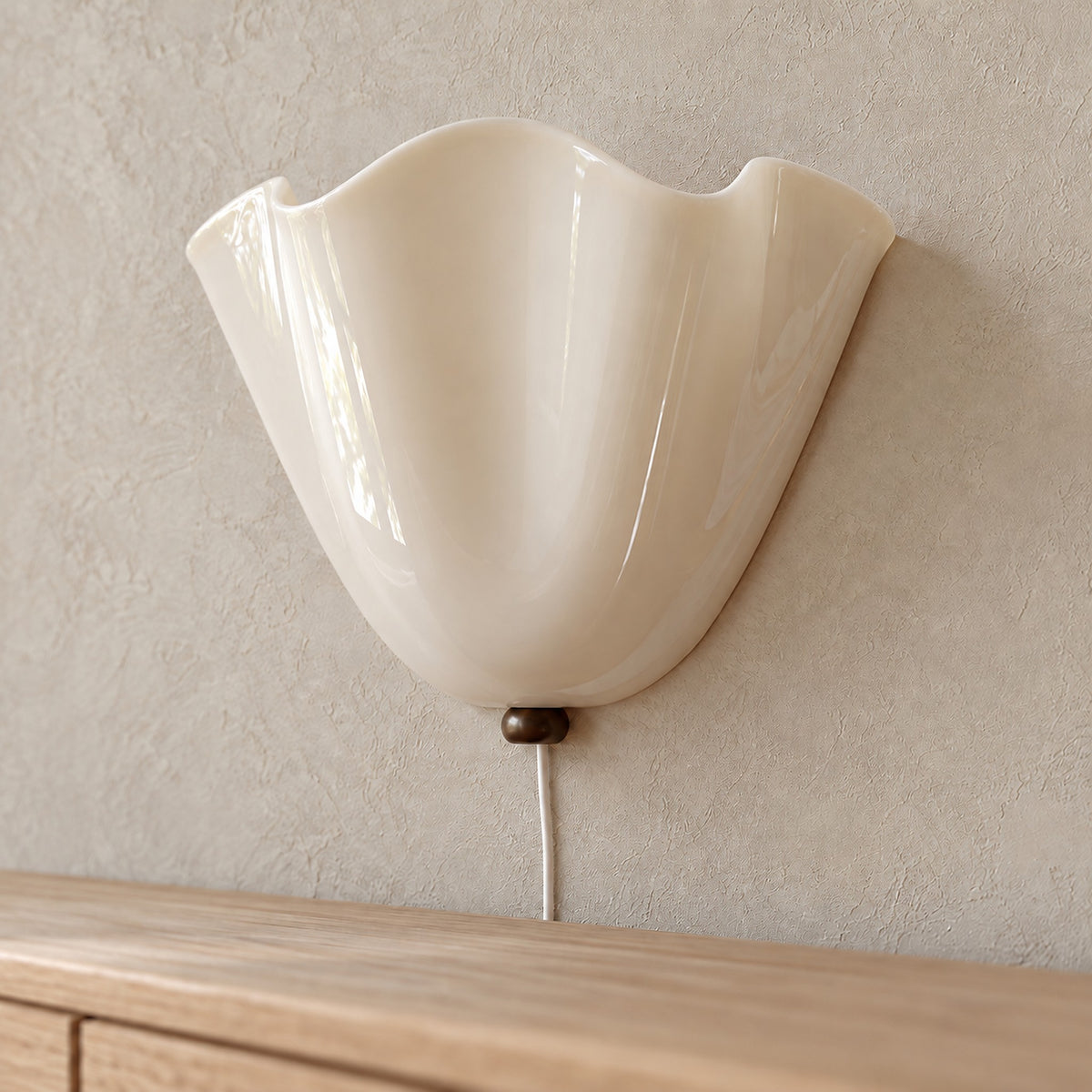 Lanorvi ivory glass wall sconce close up of the folded glass rim and glossy shell